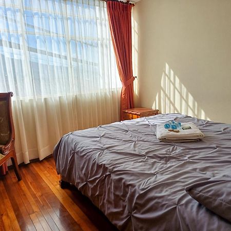 The Quito Guest House With Yellow Balconies For Travellers Bagian luar foto