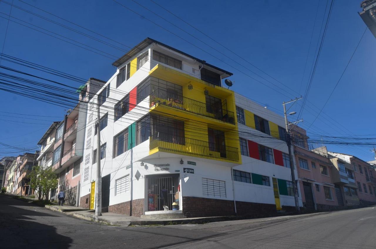 The Quito Guest House With Yellow Balconies For Travellers Bagian luar foto