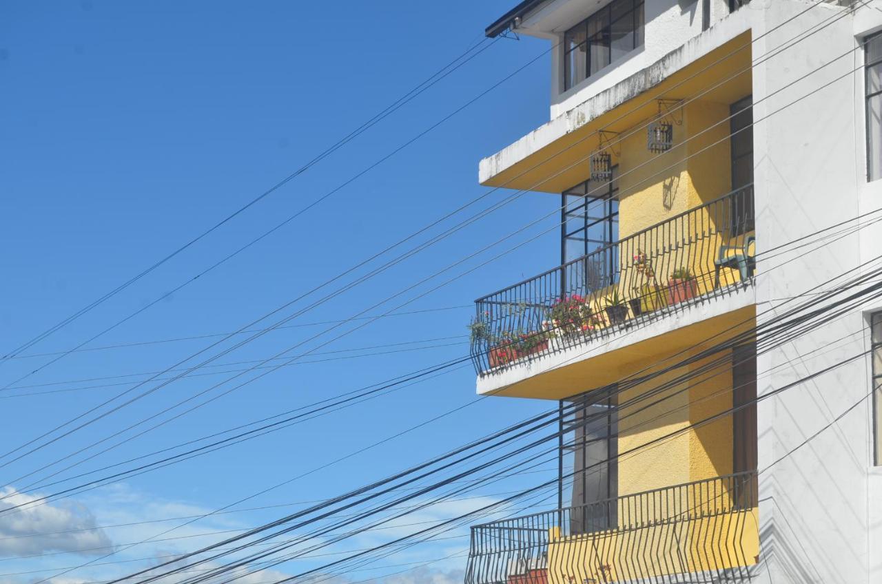 The Quito Guest House With Yellow Balconies For Travellers Bagian luar foto