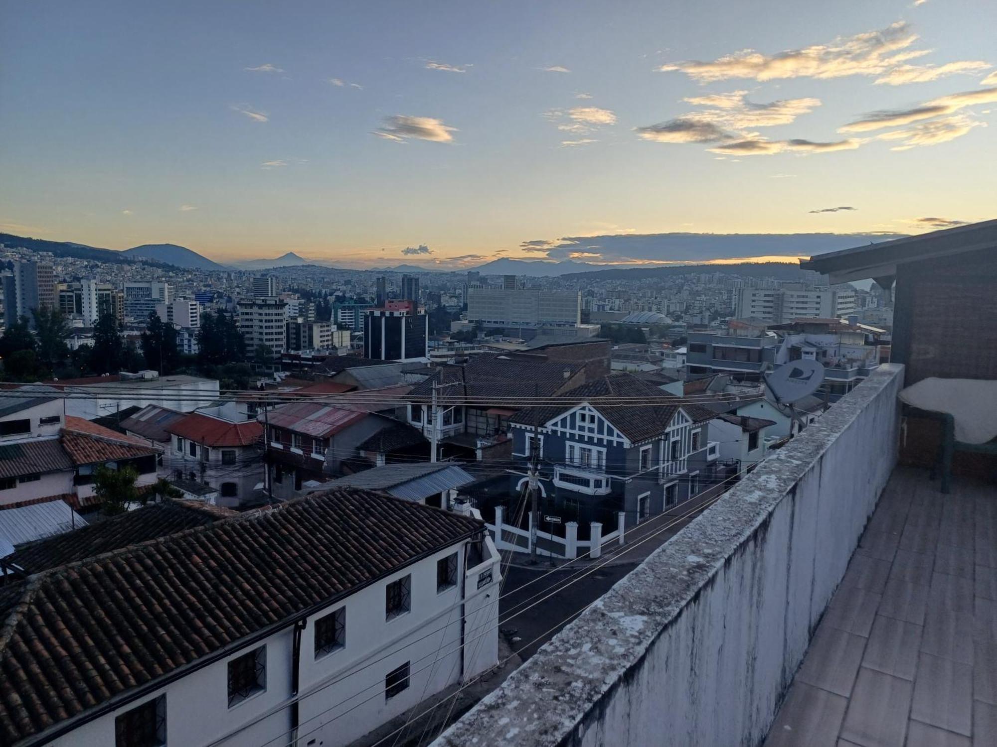 The Quito Guest House With Yellow Balconies For Travellers Bagian luar foto