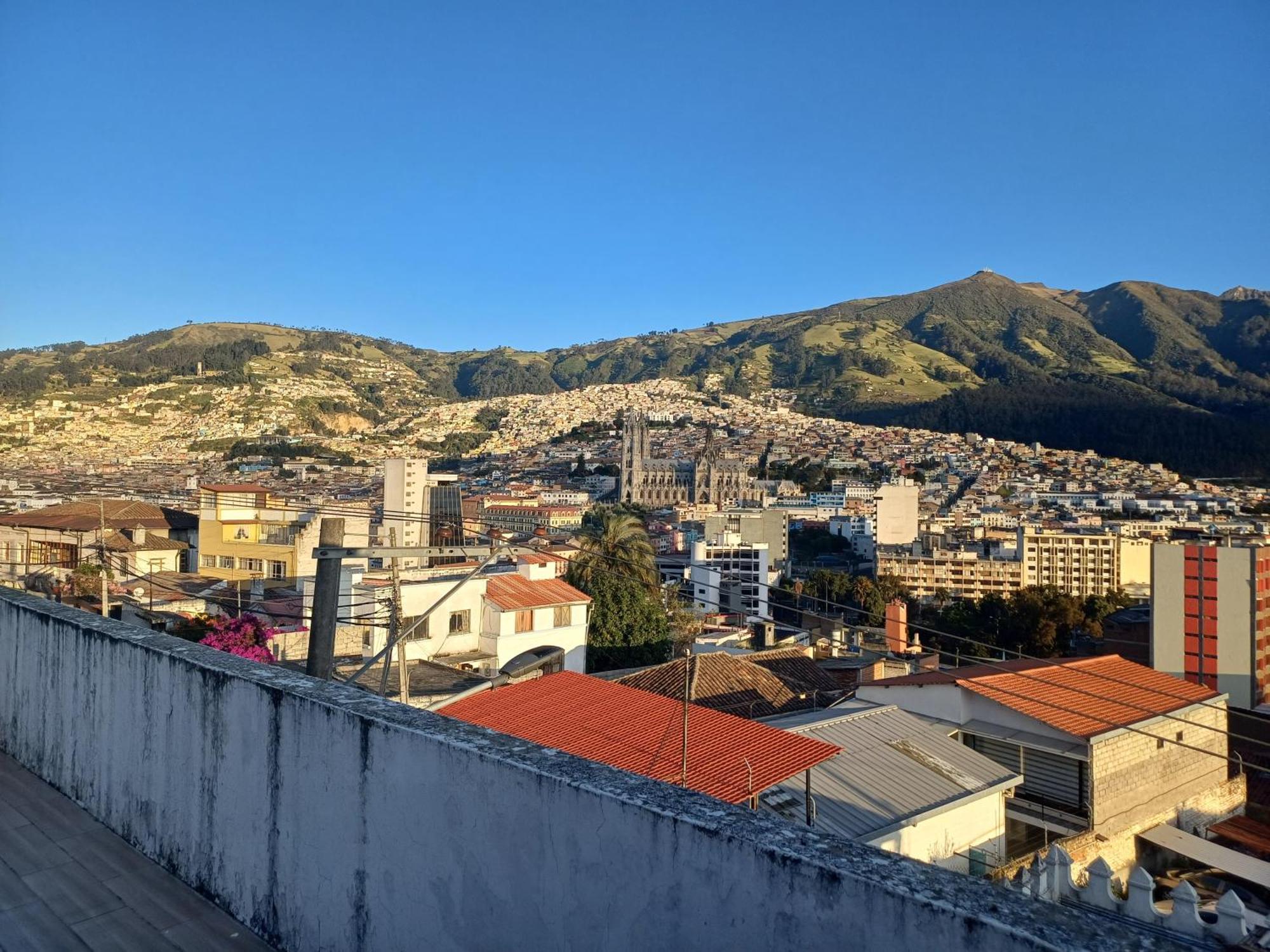 The Quito Guest House With Yellow Balconies For Travellers Bagian luar foto
