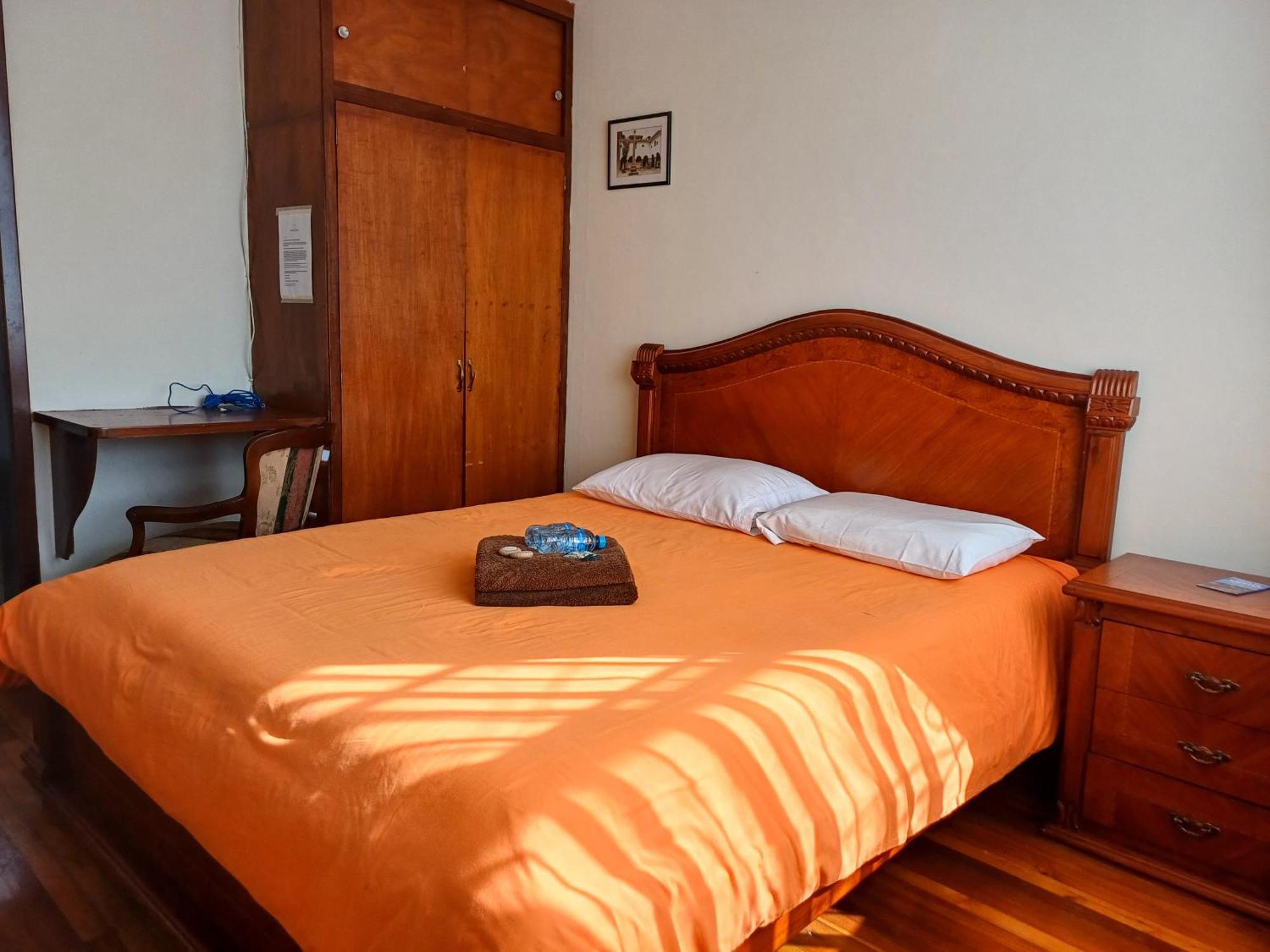 The Quito Guest House With Yellow Balconies For Travellers Bagian luar foto