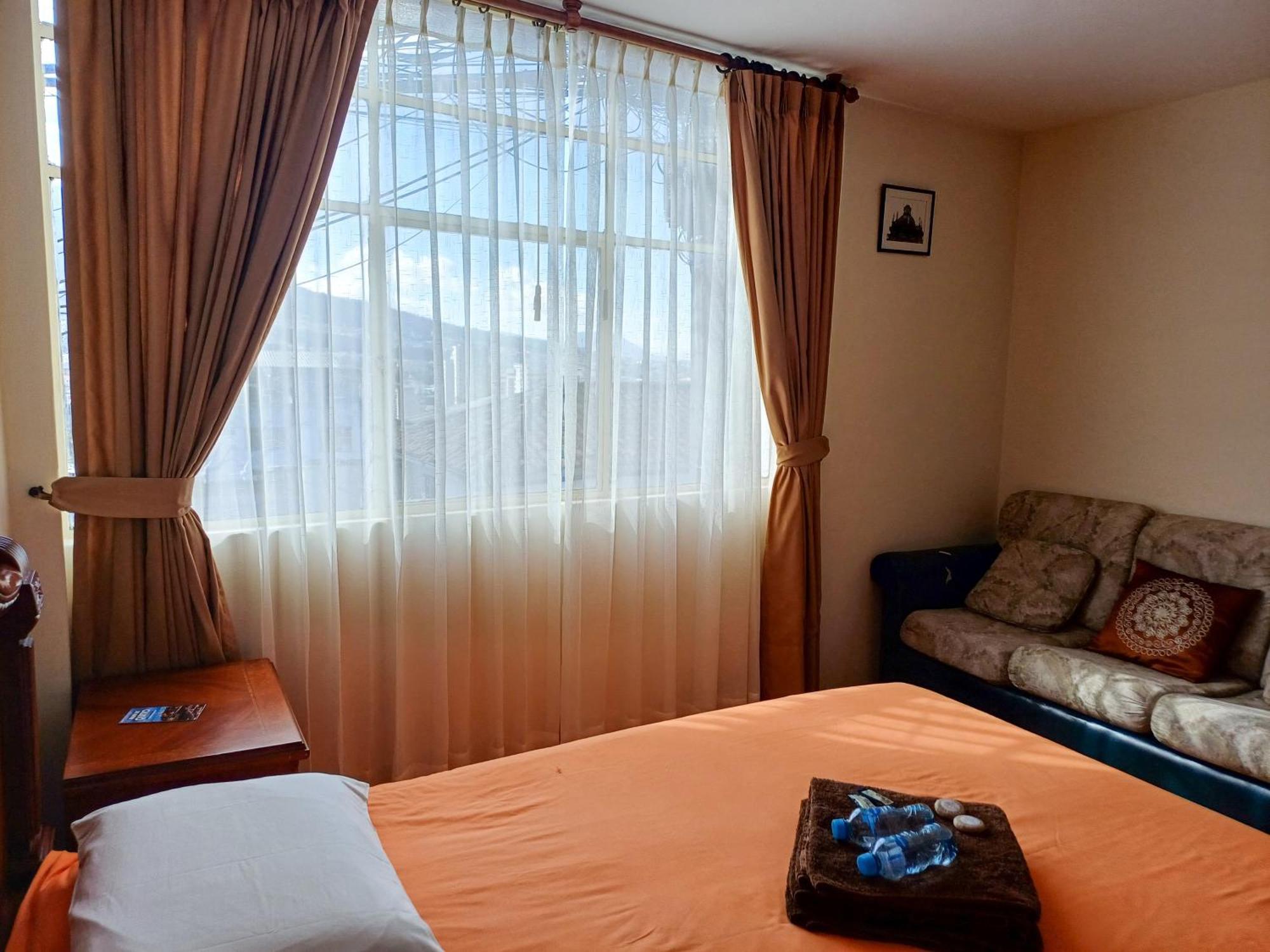 The Quito Guest House With Yellow Balconies For Travellers Bagian luar foto