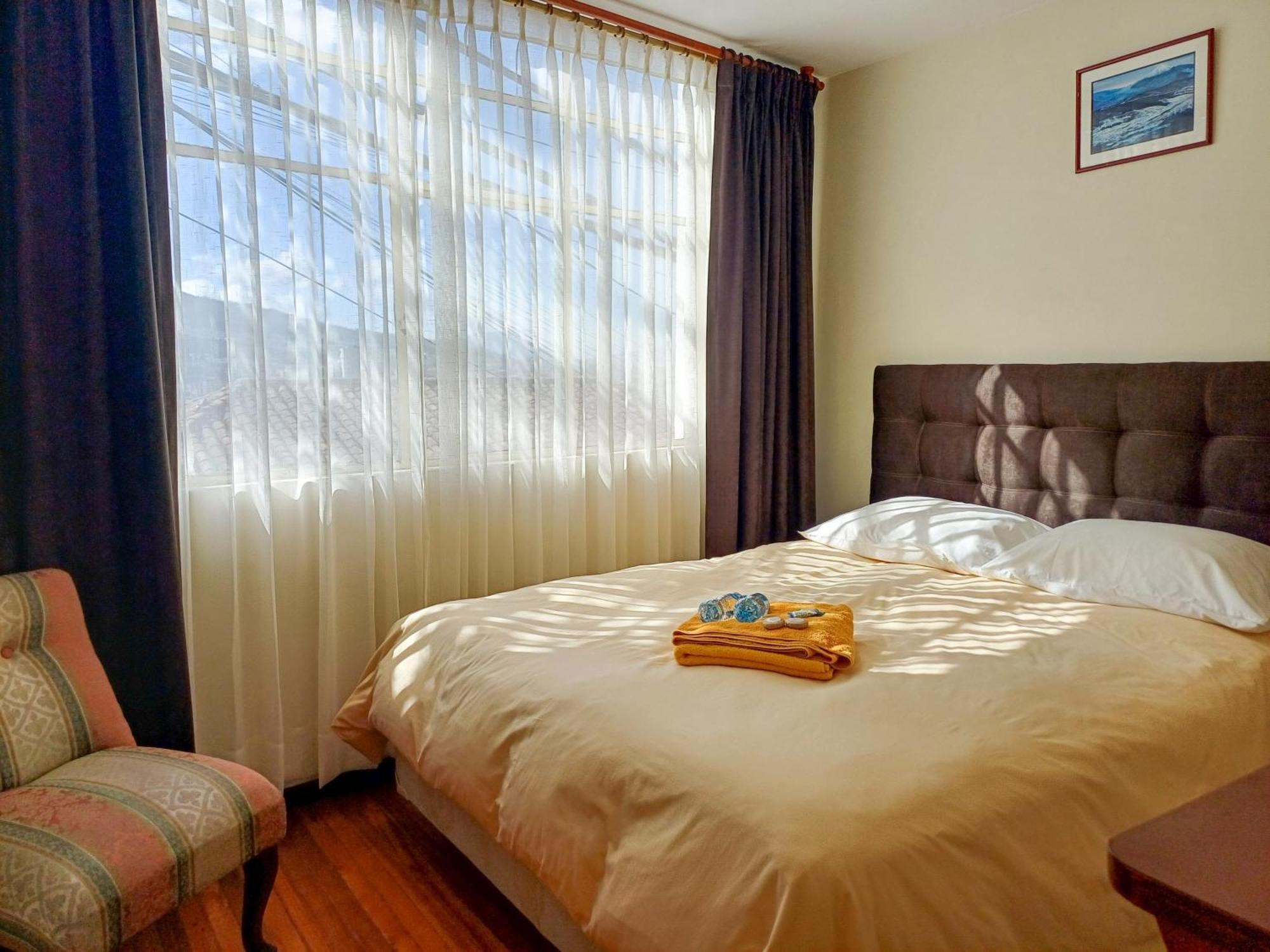 The Quito Guest House With Yellow Balconies For Travellers Bagian luar foto