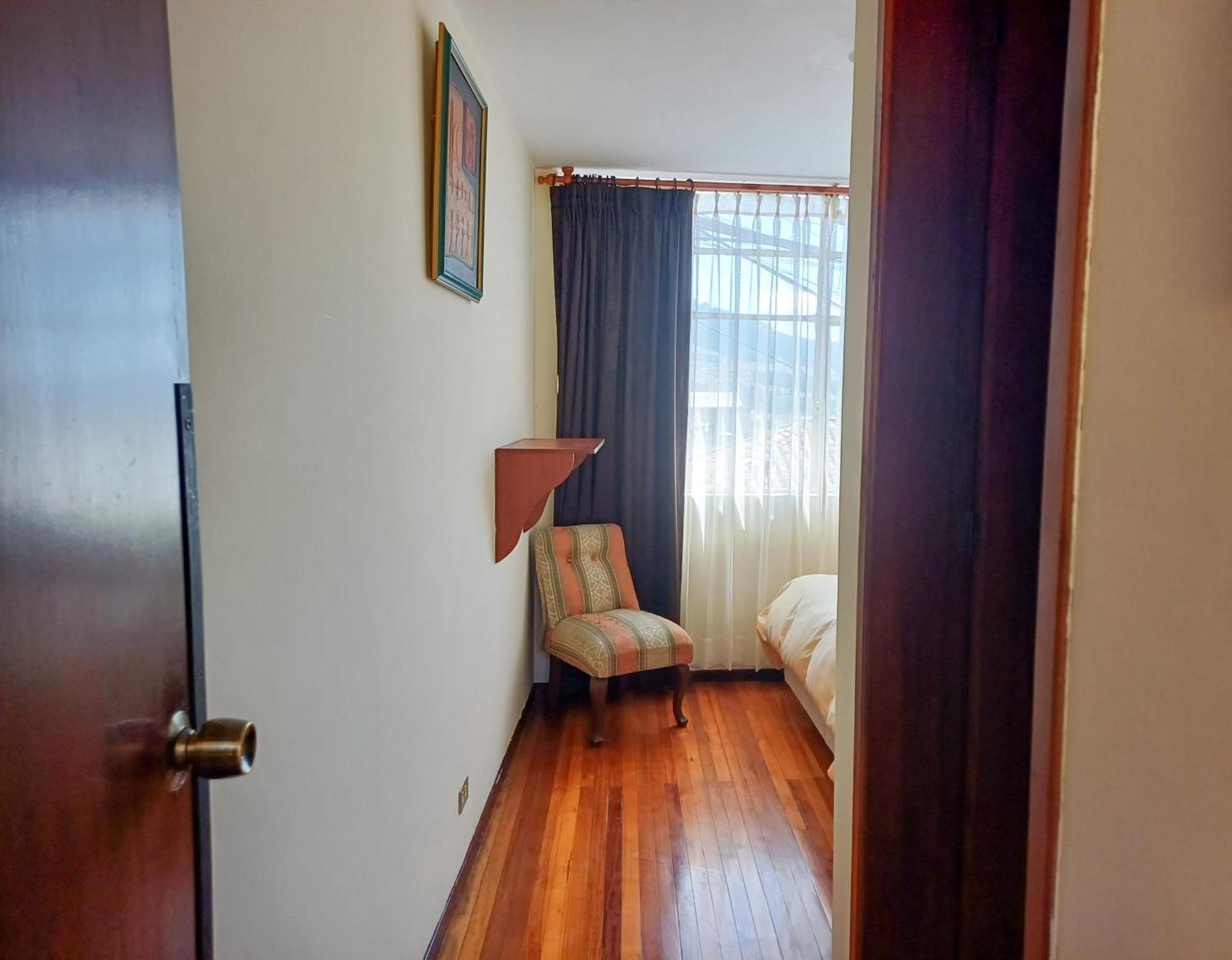 The Quito Guest House With Yellow Balconies For Travellers Bagian luar foto