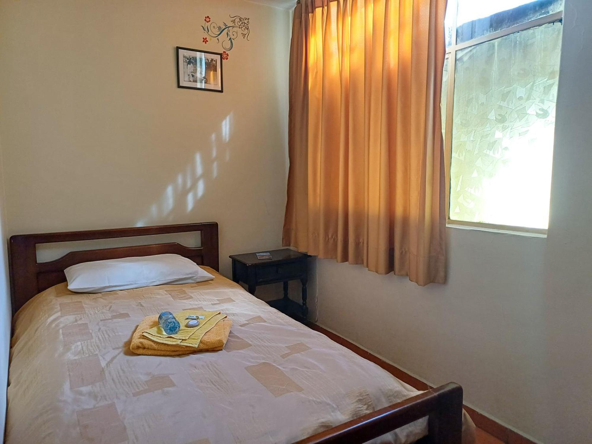The Quito Guest House With Yellow Balconies For Travellers Bagian luar foto