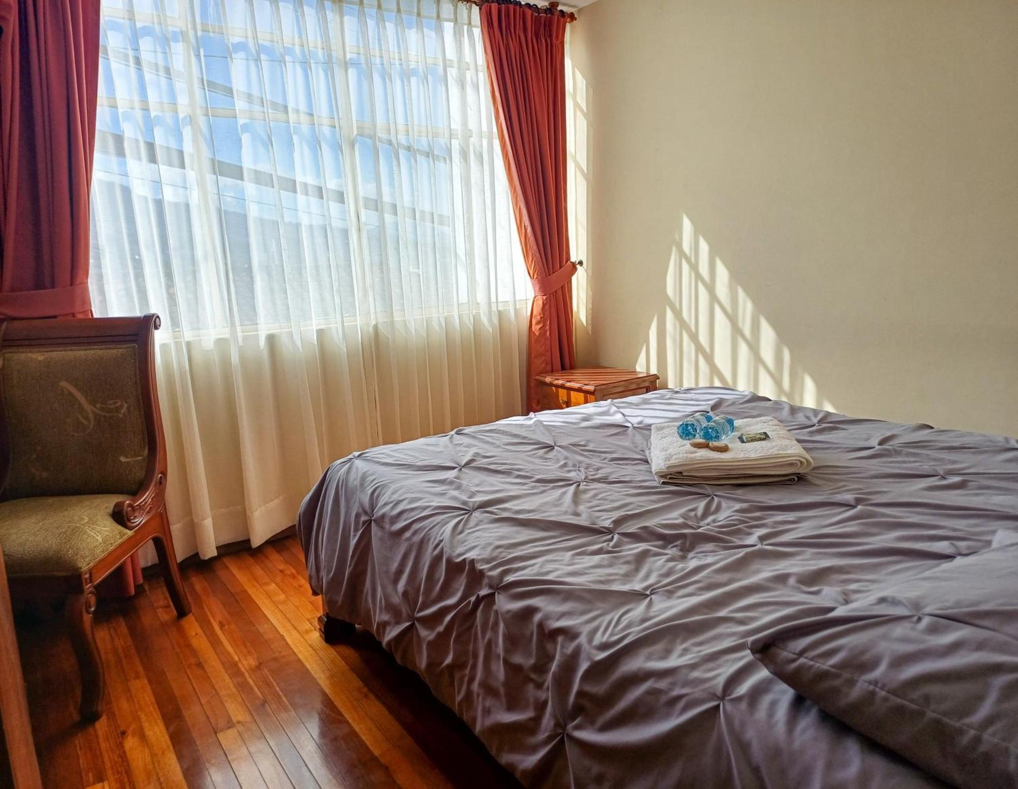 The Quito Guest House With Yellow Balconies For Travellers Bagian luar foto
