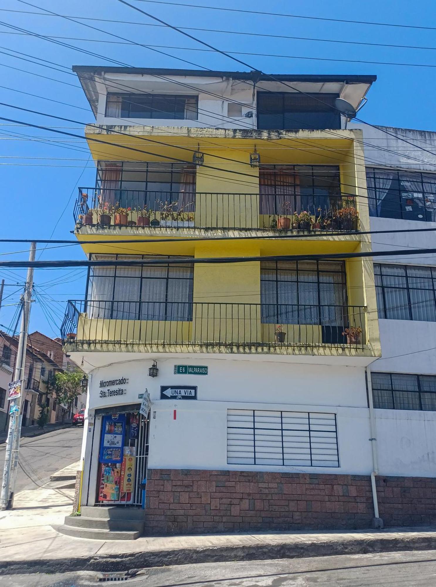 The Quito Guest House With Yellow Balconies For Travellers Bagian luar foto