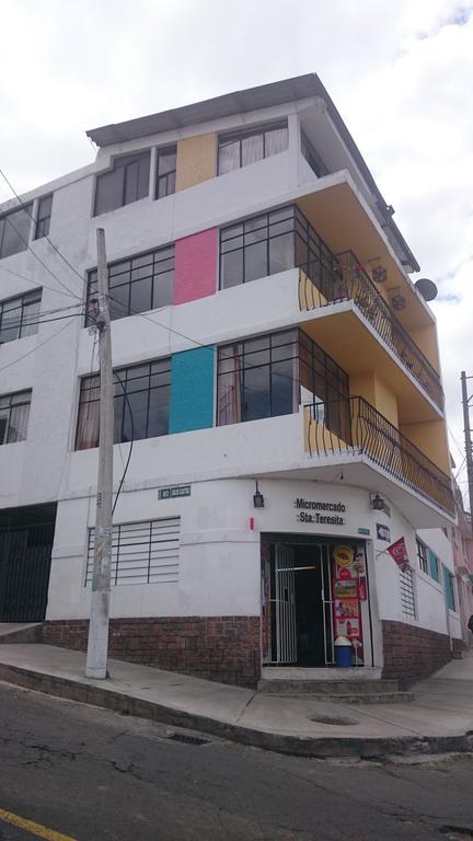 The Quito Guest House With Yellow Balconies For Travellers Bagian luar foto