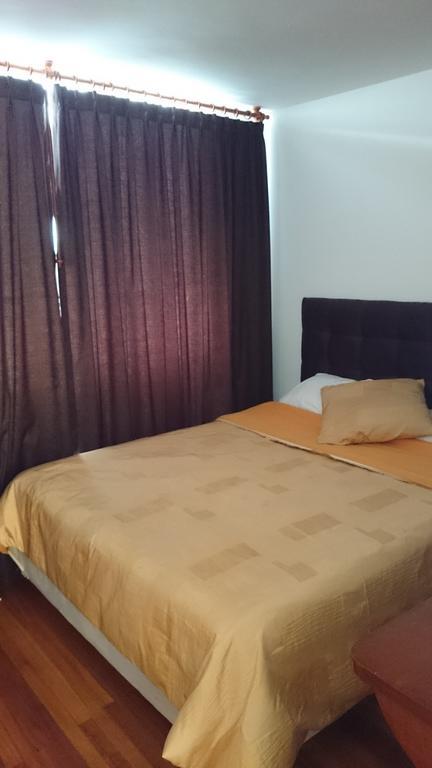 The Quito Guest House With Yellow Balconies For Travellers Ruang foto
