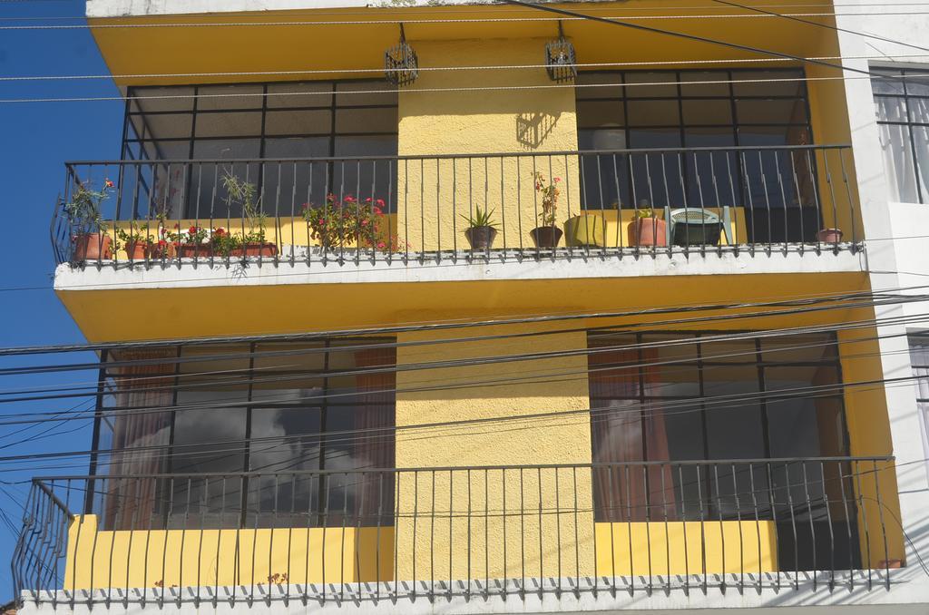 The Quito Guest House With Yellow Balconies For Travellers Bagian luar foto