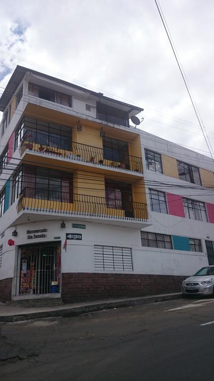 The Quito Guest House With Yellow Balconies For Travellers Bagian luar foto