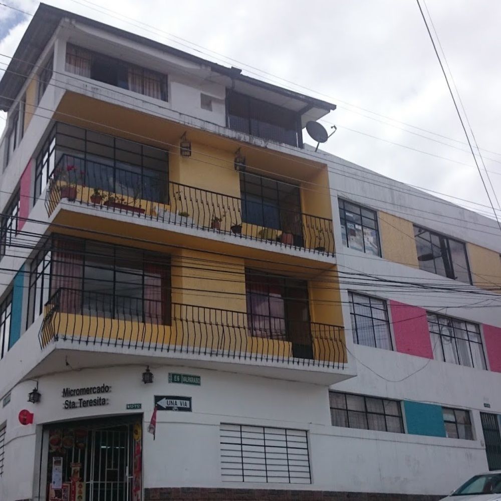 The Quito Guest House With Yellow Balconies For Travellers Bagian luar foto